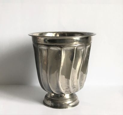 null Vase ou cache-pot en forme de timbale sur pied en métal argenté.

H. : 19 c...