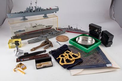 null Ensemble d'objets du souvenir sur le thème de la Marine (ancre miniature, maquette...