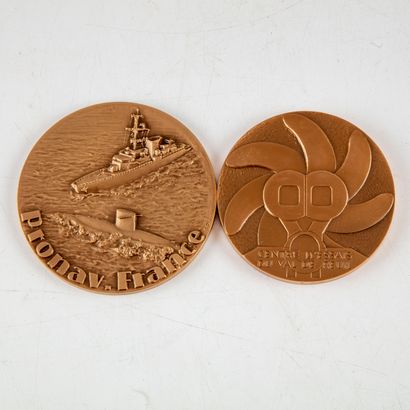 Ensemble de deux médailles en bronze comprenant...