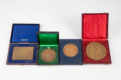 null Ensemble de 4 médailles en bronzes : 

- La banque de France par Dumarest

-...