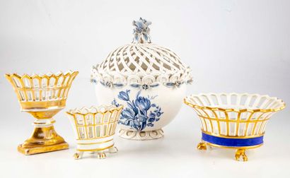 null Trois corbeilles ajourées en porcelaine de Paris à décor doré - on joint une...