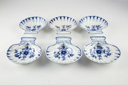 null Six porcelain dishes in the shape of a scallop shell decorated with flowers...