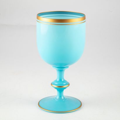 null Vase in turquoise blue opaline with golden net

Early 20th century

H. 17 c...