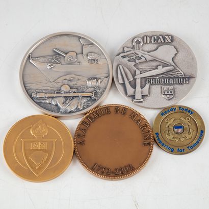null Ensemble de médailles en bronze sur le thème de la Marine, comprenant : 

-...