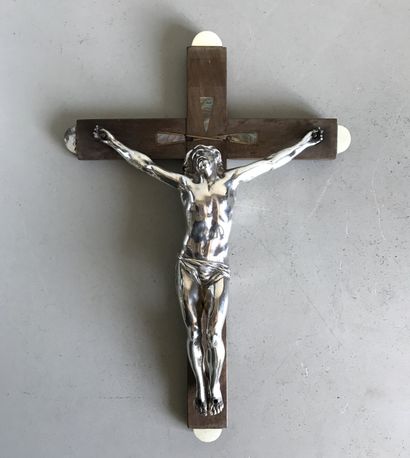 null Christ en argent ciselé (Poinçon au cygne) monté sur une croix en bois incrusté...