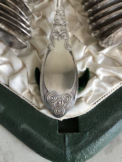 null Silver plated cutlery set with Celtic motifs. It is composed of: twelve large...