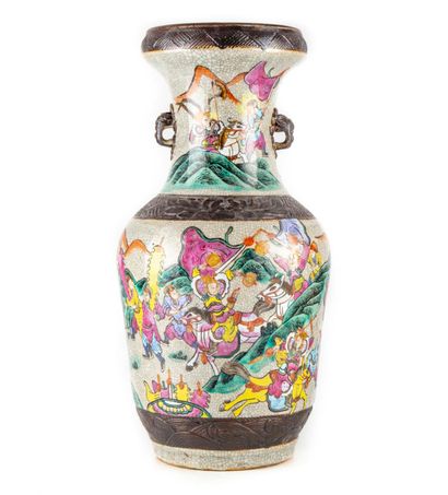 CHINE 
CHINE - Nankin




Grand vase en grès émaillé craquellé, décor en émaux de...