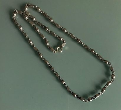 null Small metal necklace with faceted links and pearls. Old regional work