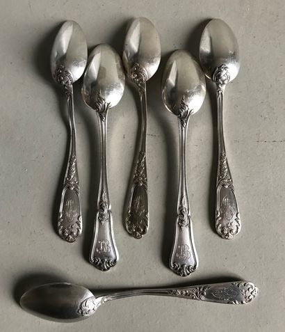null Set of six small silver spoons chased with Rocaille patterns (two models). Numerated....
