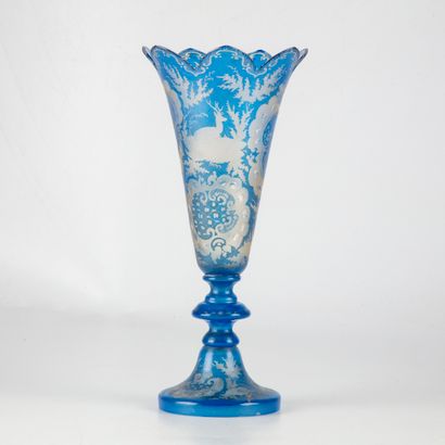 Vase en cristal de bohème de couleur bleu...