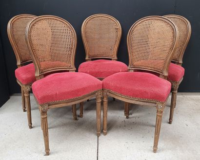 null Ensemble de cinq chaises à médaillon de style Louis XVI, dossier canné, garniture...