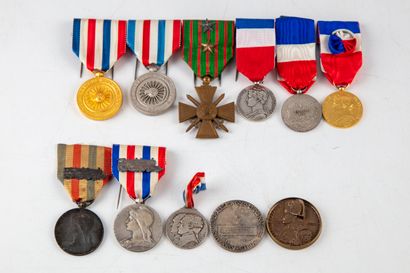 null Set of medals including : 

- A war cross medal 1914-1918

- Service medals...