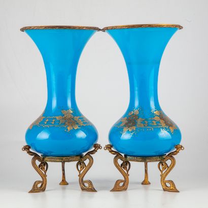 Paire de vases en opaline bleue à décor de...