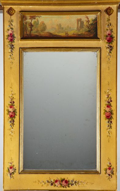 null Petit miroir trumeau en bois laqué jaune à décor de guirlandes de roses, agrémenté...