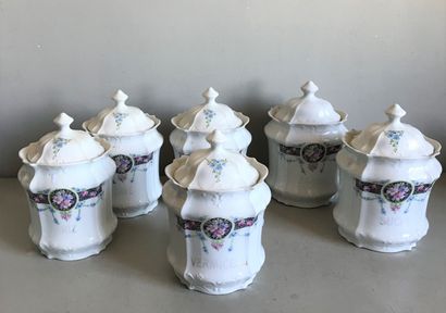 Ensemble de six pots couverts en porcelaine...
