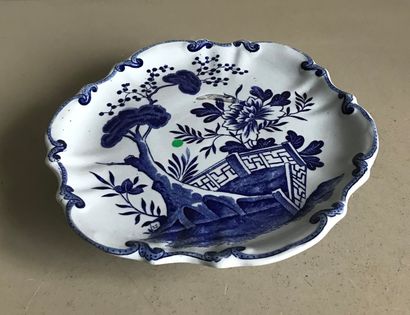 DELFT DELFT

Earthenware plate on foot with blue and white decoration in the Chinese...