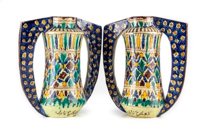 EL-KHARRAZ ATELIER EL-KHARRAZ À NABEUL

Paire de vases à deux longues anses, en céramique...