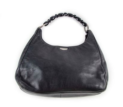 DIOR Christian DIOR

Black smooth calfskin bag, steel handle with black bakelite...