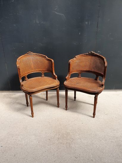 null Deux petits fauteuils en bois naturel à assise cannée. Style Louis XVI - début...