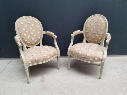 null Paire de fauteuils médaillon en bois mouluré laqué de couleurs gris, reposant...