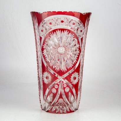 BOHEME BOHEME

Important vase en cristal taillé doublé rouge

H. : 40 cm ; D. : 24...