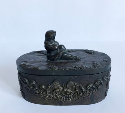 null Small bronze travel inkwell with chased border of flower garlands. The lid is...