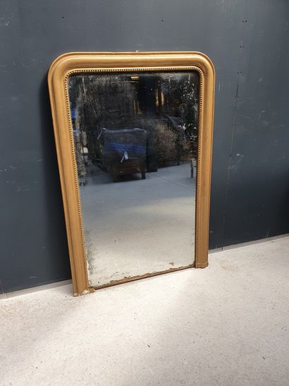 null Mantelpiece mirror in gilded wood, molded and carved with a frieze of pearls....