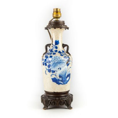 CHINE CHINA - NANKIN

Porcelain vase with white and blue flowers on a cracked background....