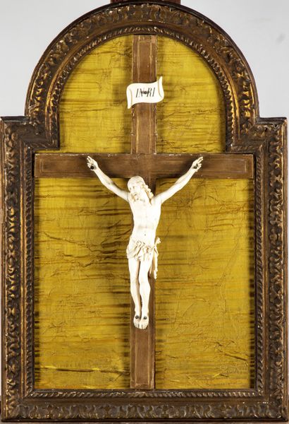 null Tableau crucifix avec Christ en ivoire sculpté.

Dans un cadre en bois doré

H....