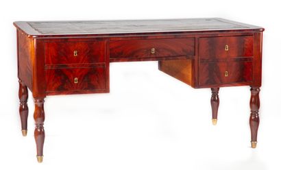 null Mahogany and mahogany veneer flat desk. It opens with a drawer in the waist...