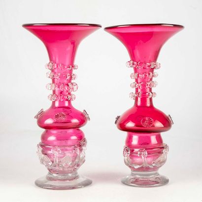 MURANO MURANO

Paire de vases en verre soufflé de couleur rose

H. : 28 cm 

(Accidents...