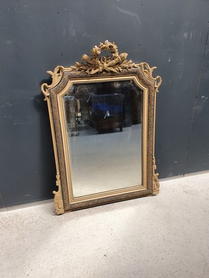 null Louis XVI style mirror in wood and beige stucco

19th century

119 x 80 cm
...