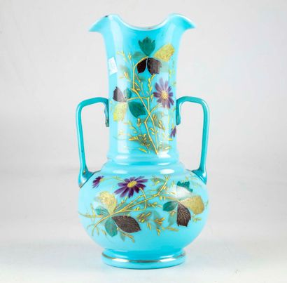 null Vase en opaline bleue, à deux anses à décor de fleurs émaillées

H. : 27,5 cm...