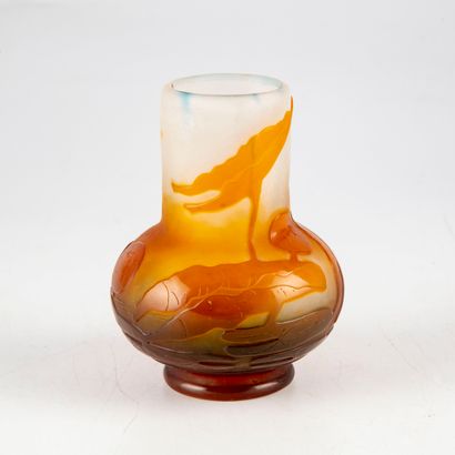 GALLE GALLE

Vase en verre multicouche à décor de nénuphars dégagé à l'acide 

Signé...