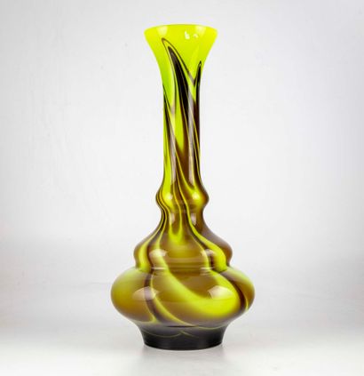 BOHEME BOHEM ?

Large green glass vase with marbled decoration

H. 46 cm