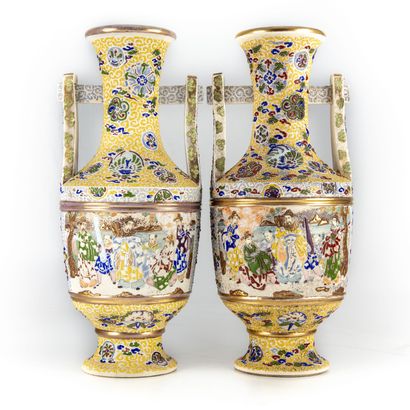 JAPON JAPAN - SATSUMA

A pair of large glazed earthenware vases decorated with playlets...