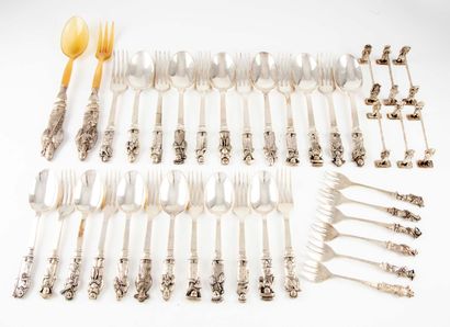 null A silver-plated cutlery set decorated with small chiselled Chinese.

12 pieces...
