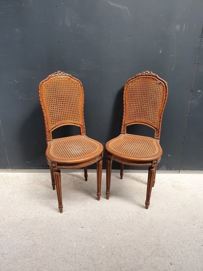 null Deux petites chaises cannées de style en bois

Accidents