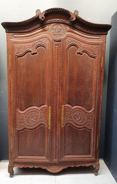 null Norman cabinet in natural wood carved with foliage, flowers and doves, opening...