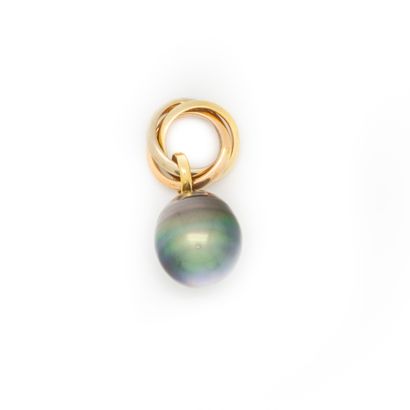 null Grey pearl pendant, yellow gold setting of three rings.