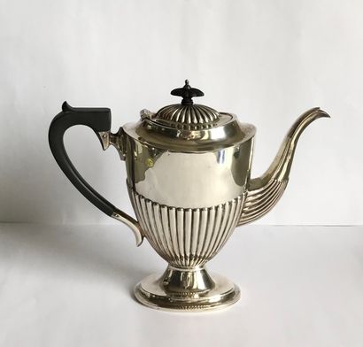 BARKER Silver teapot with a gadrooned base on a heel. Lateral handle and wooden grip.

M.O...