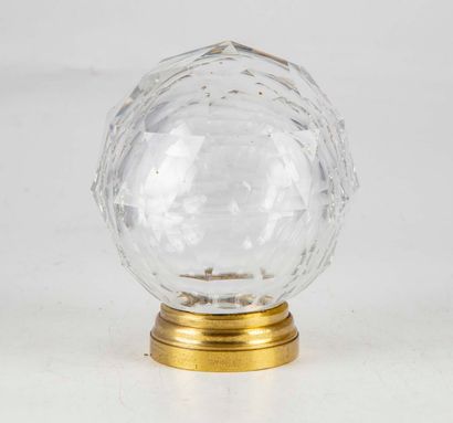 null Faceted crystal staircase ball, gilt brass mounting

H. 12 cm