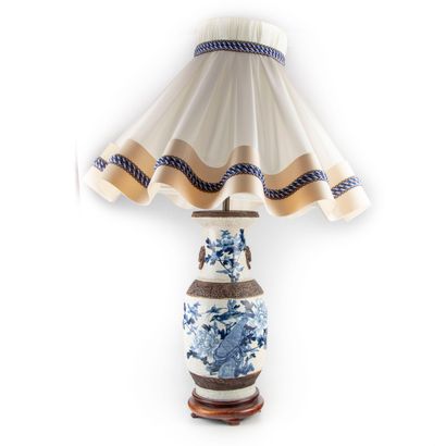 CHINE CHINE - NANKIN

Vase en grès émaillé à décor bleu et blanc de pivoines et oiseaux...