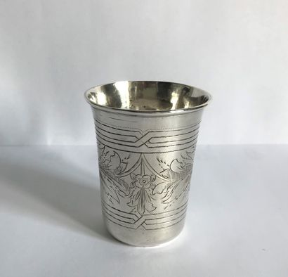 KALTIKOV Silver tumbler with engraved decoration of leaves in a frame of crossed...