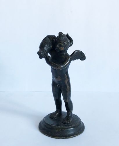 null Statuette en bronze à patine noire représentant un angelot au dauphin d'après...