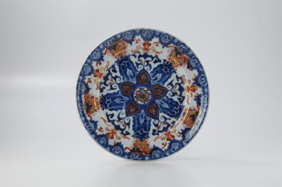 CHINE CHINA

Set of six round porcelain dishes, four large and two medium-sized with...