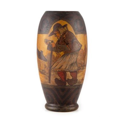 FOUILLEN Paul FOUILLEN (1899-1958), in Quimper

Glass vase painted in brown monochrome,...