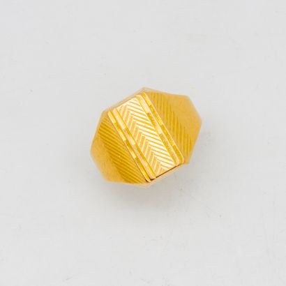 Yellow gold signet ring with a geometrical...
