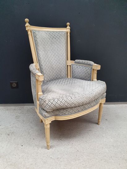 null Bergère en bois mouluré et laqué gris

Epoque Directoire