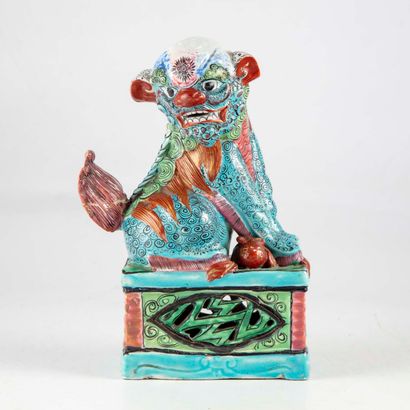 CHINE CHINA - 20th century

Blue earthenware lion on a base

(accidents and mark...